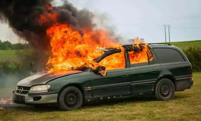 Mulher é presa por tentar atear fogo no carro do ex-marido com álcool em gel