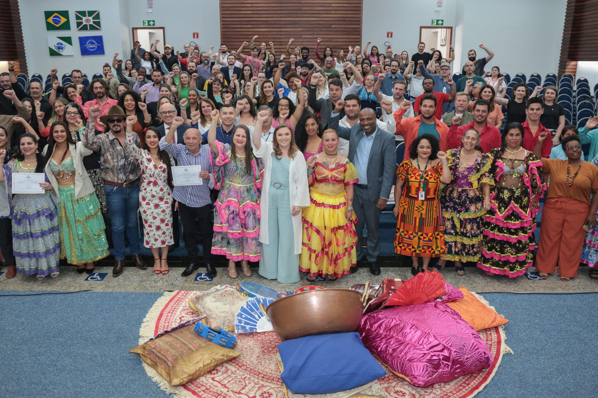 Ciganos do Paraná discutem luta e inclusão em seminário pioneiro promovido pelo Estado