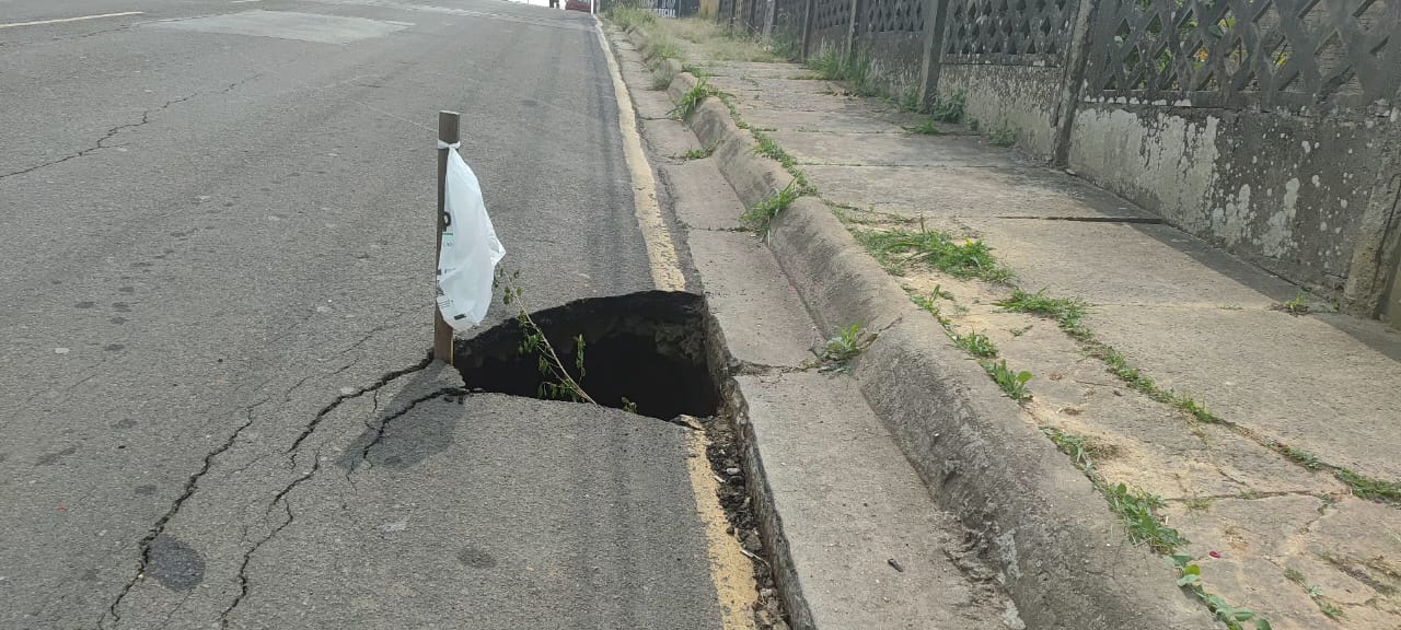 Cratera no asfalto preocupa motoristas em Ponta Grossa