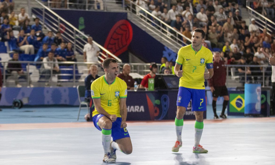 Brasil goleia Cuba por 10 a 0 na estreia da Copa do Mundo de Futsal