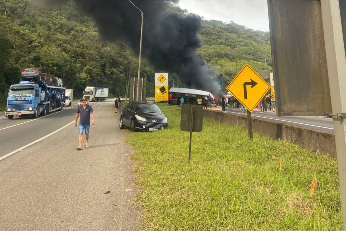 BR-376 é interditada após grave acidente