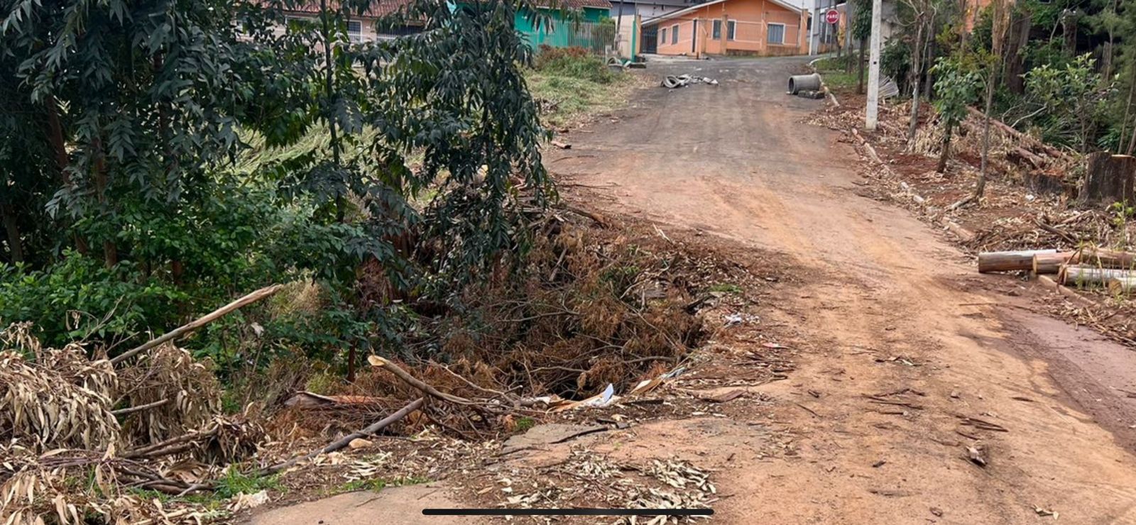  Vídeo: Cratera gigante com mais de 10 metros engole rua de Ponta Grossa