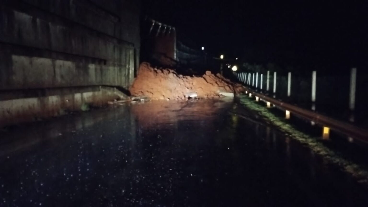 Viaduto de rodovia é interditado após ser danificado pelas chuvas