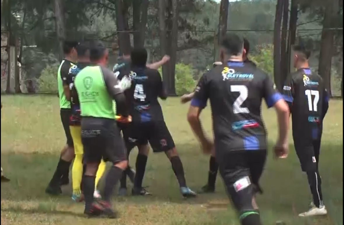 VÍDEO: Briga generalizada é registrada durante partida de futebol em PG