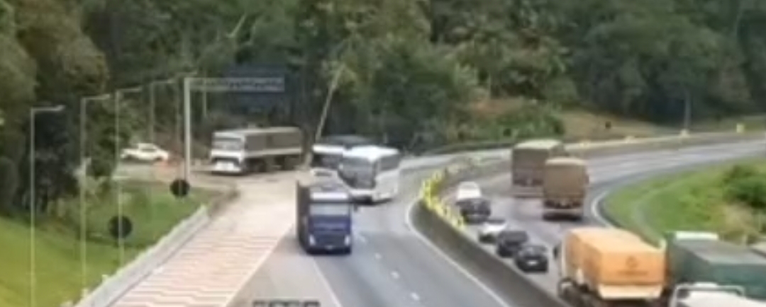 Vídeo: Ônibus com 45 passageiros bate em dois carros e sai de pista na BR- 277