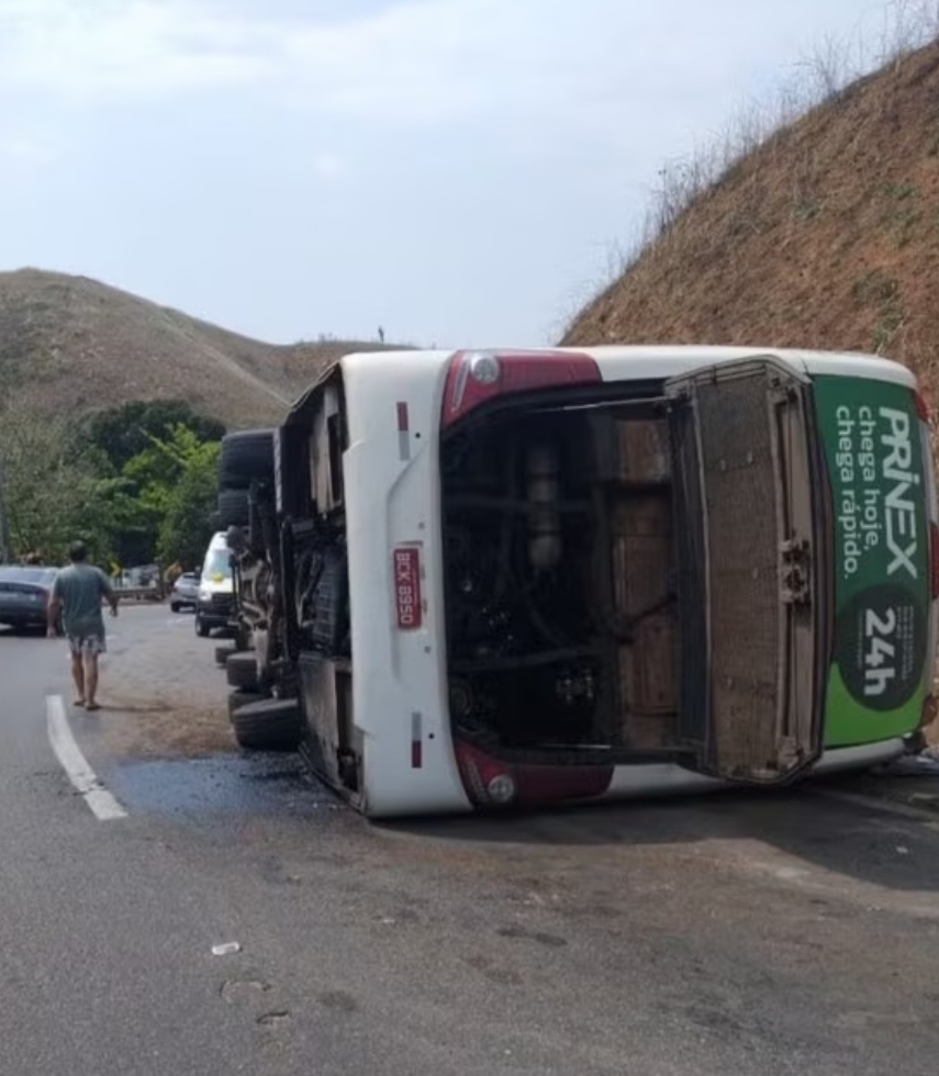 Ônibus do Coritiba Crocodiles tomba e deixa mortos