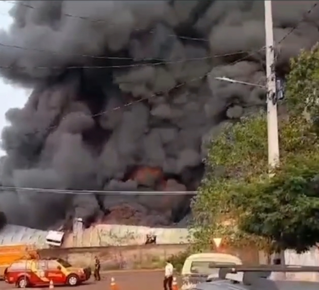 Vídeo: Incêndio de grandes proporções destrói fábrica