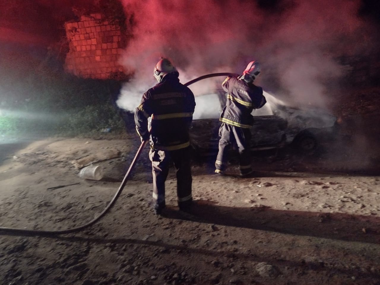 Incêndio consome casa e carro em Ponta Grossa