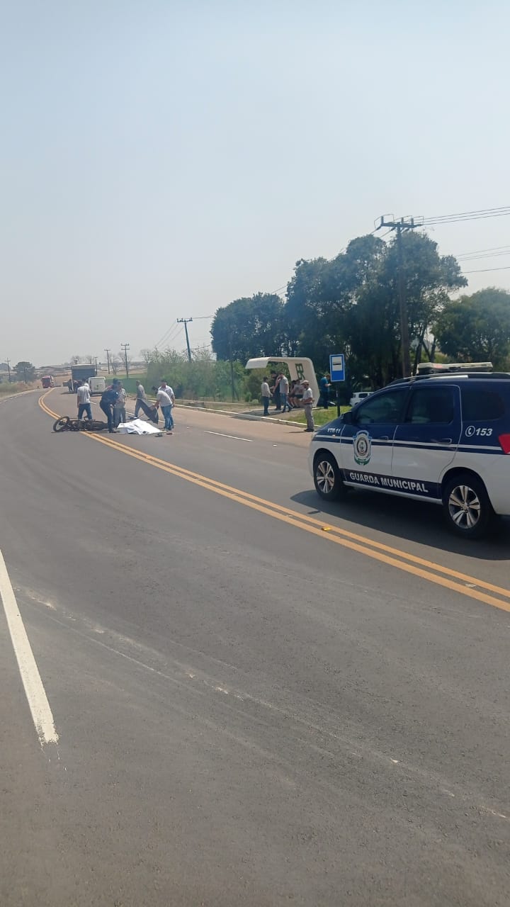 Pai e filho morrem em grave acidente entre moto e caminhão em rodovia da região