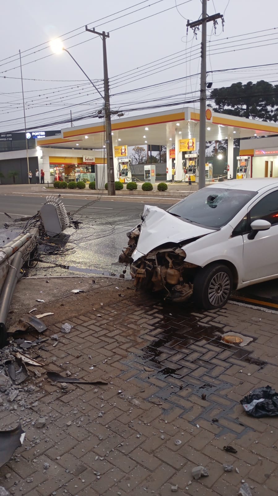 Carro colide em poste e interrompe trânsito na Avenida Carlos Cavalcanti