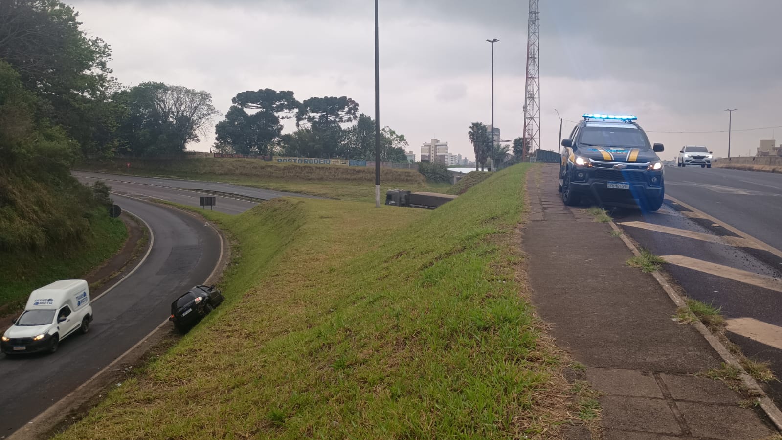 Carro despenca de viaduto após acidente em rodovia de PG