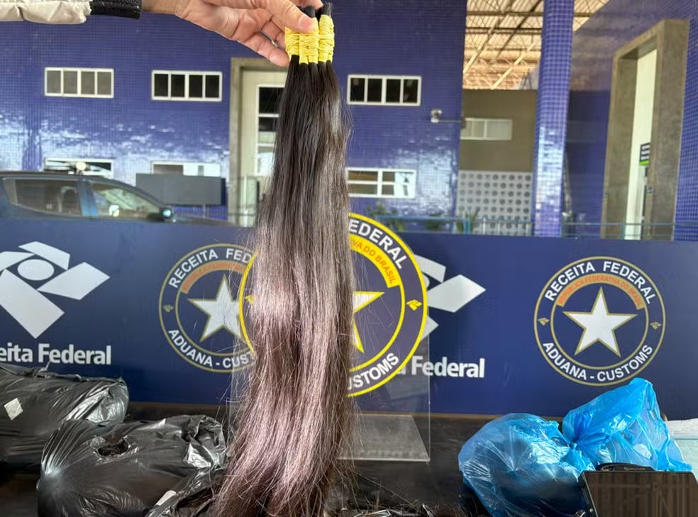 30 quilos de cabelo humano são apreendidos em fundo falso de van e motorista é preso na Ponte da Amizade