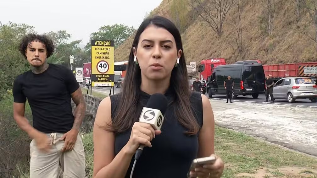 MC Livinho invade transmissão ao vivo sobre tragédia com ônibus de atletas, faz dancinha e gera críticas nas redes sociais