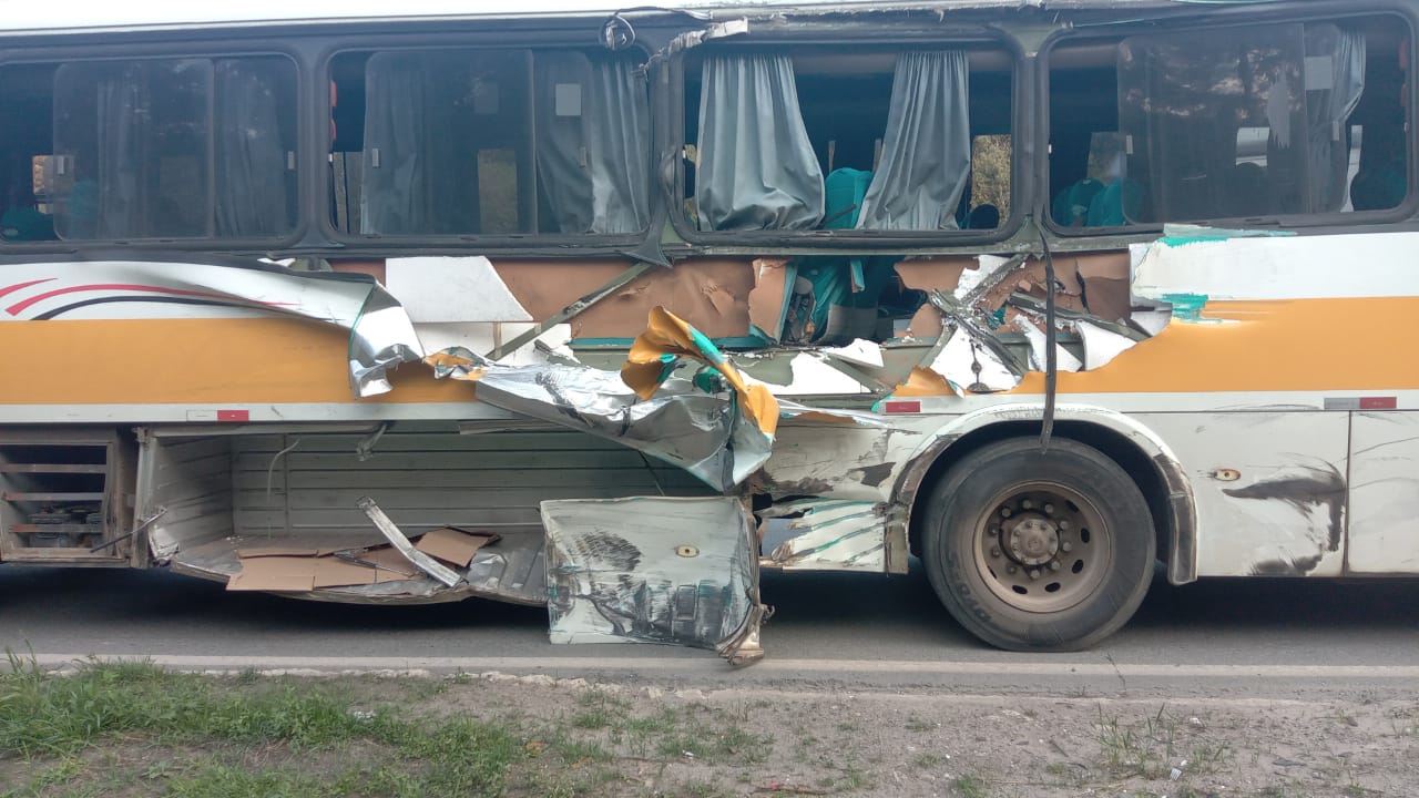 Acidente com ônibus transportando 21 pacientes é registrado pela PRF