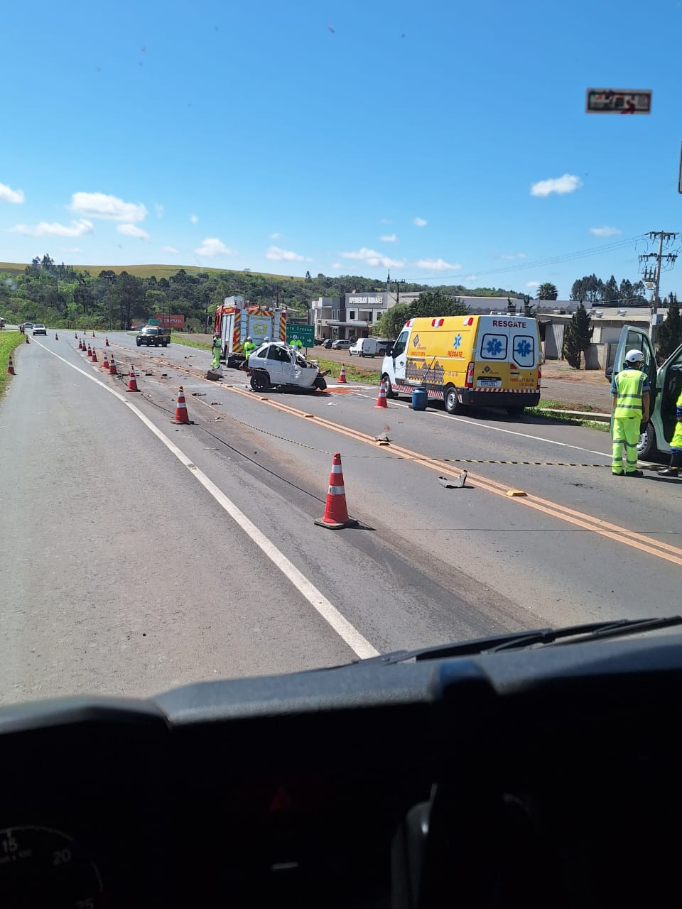 Acidente entre carreta e carro deixa um morto na BR-373