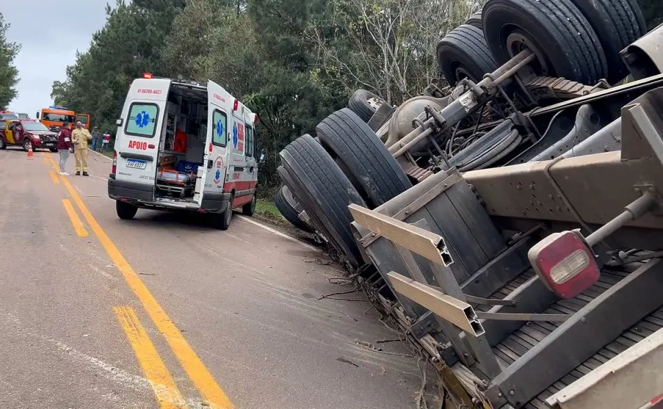 Motorista morre após capô de carro se abrir e causar grave acidente com caminhão no Paraná