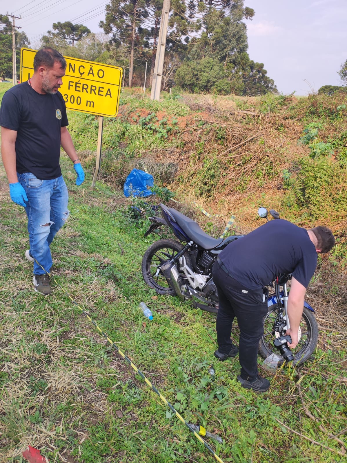 Motociclista de 22 anos morre após sair da pista e atingir placa de sinalização