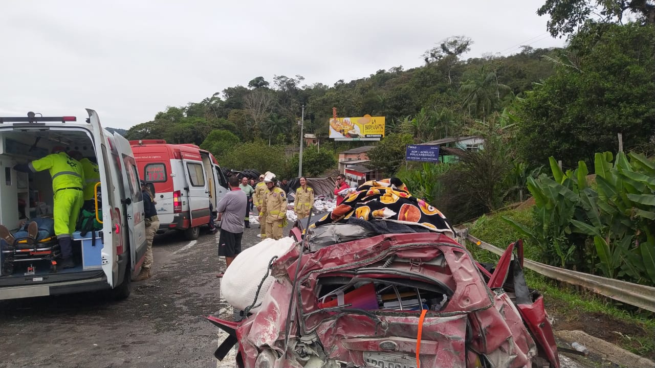 Grave acidente deixa sete feridos na BR-277