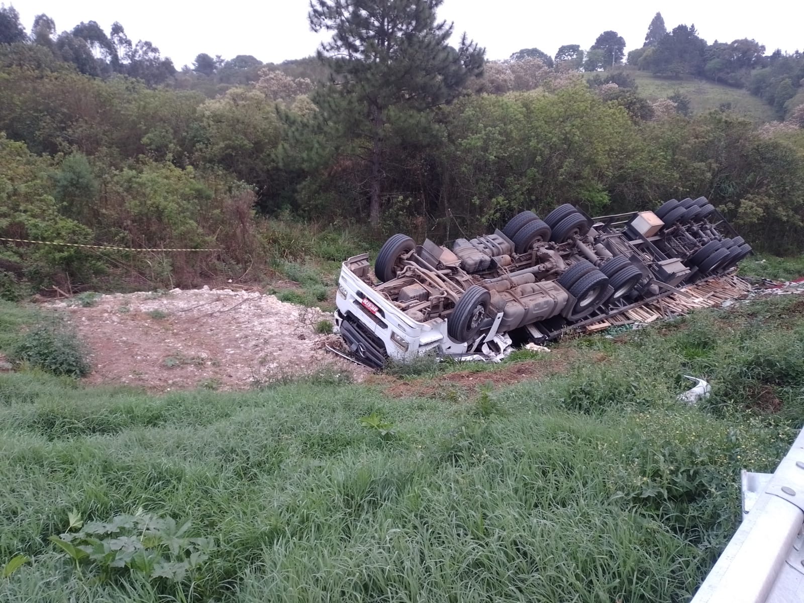 Motorista morre após tombar caminhão na PR-151