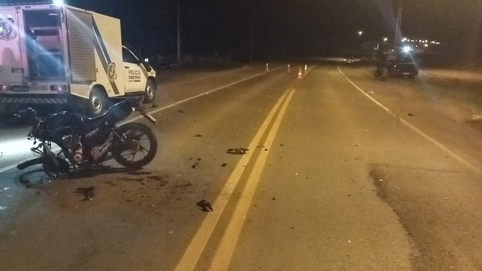 Homem morre em acidente entre moto e caminhonete