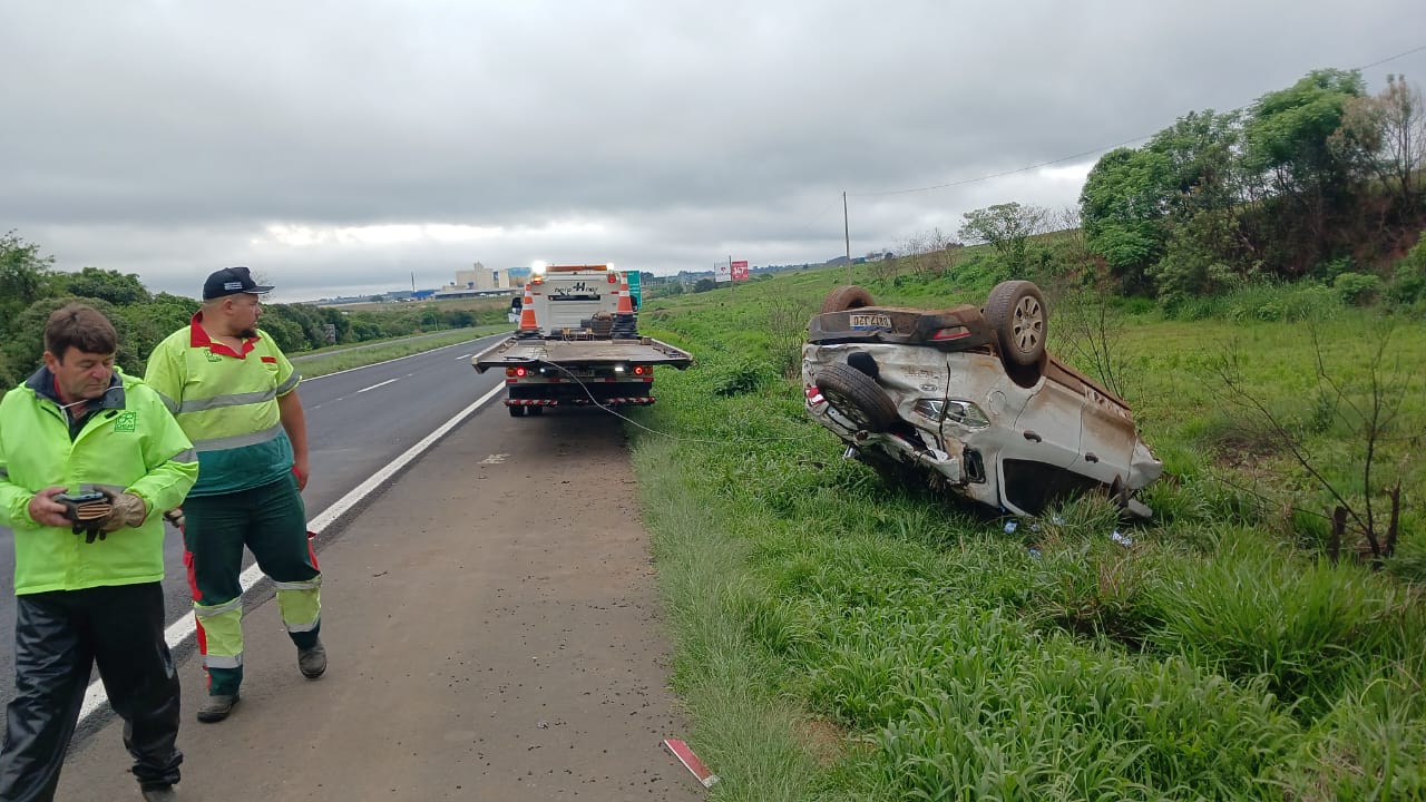 Homem fica ferido após capotar carro em rodovia de PG