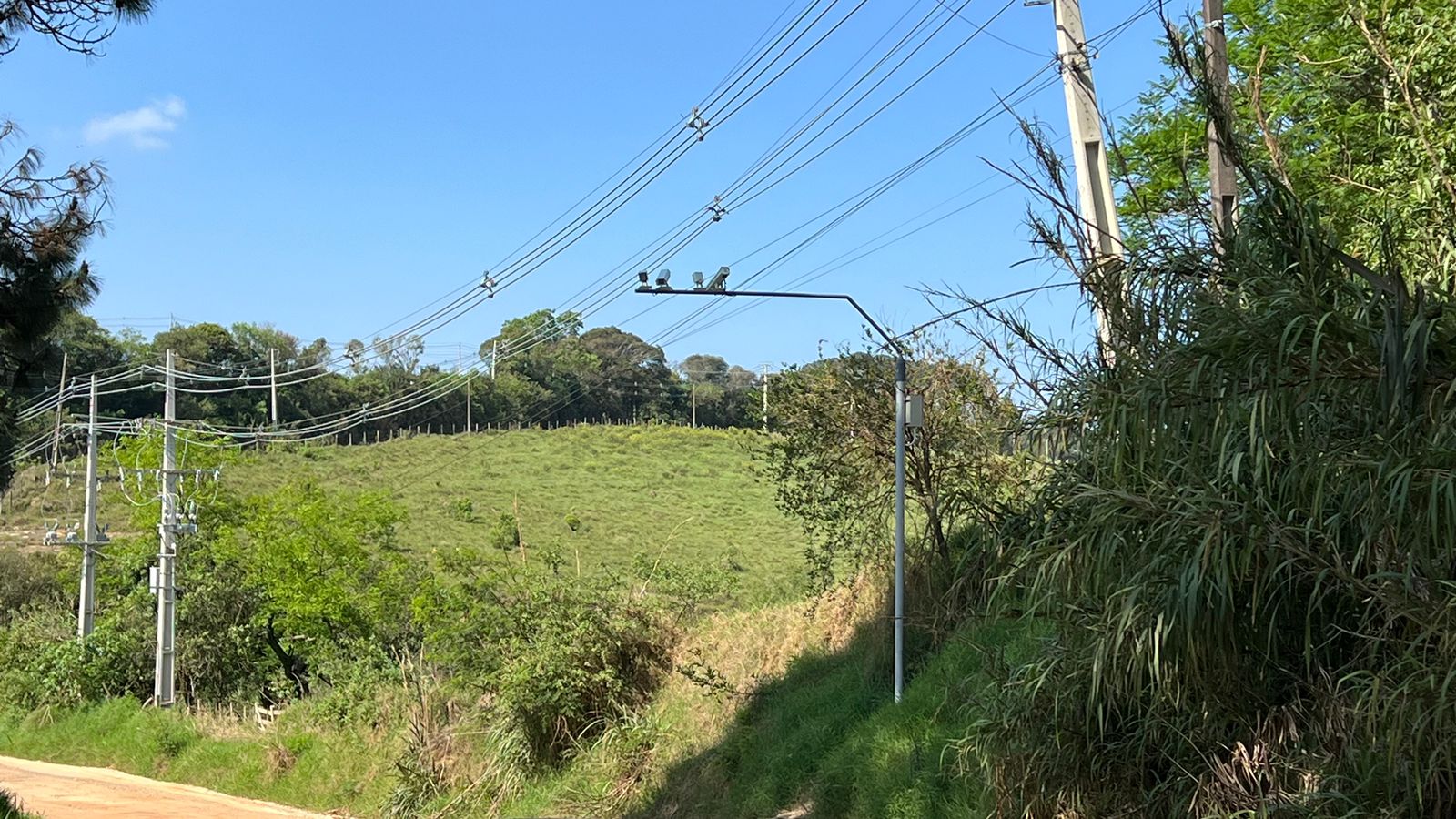 Vídeo: moradores denunciam abandono de obras de pavimentação e instalação de supostos radares em estrada rural de PG