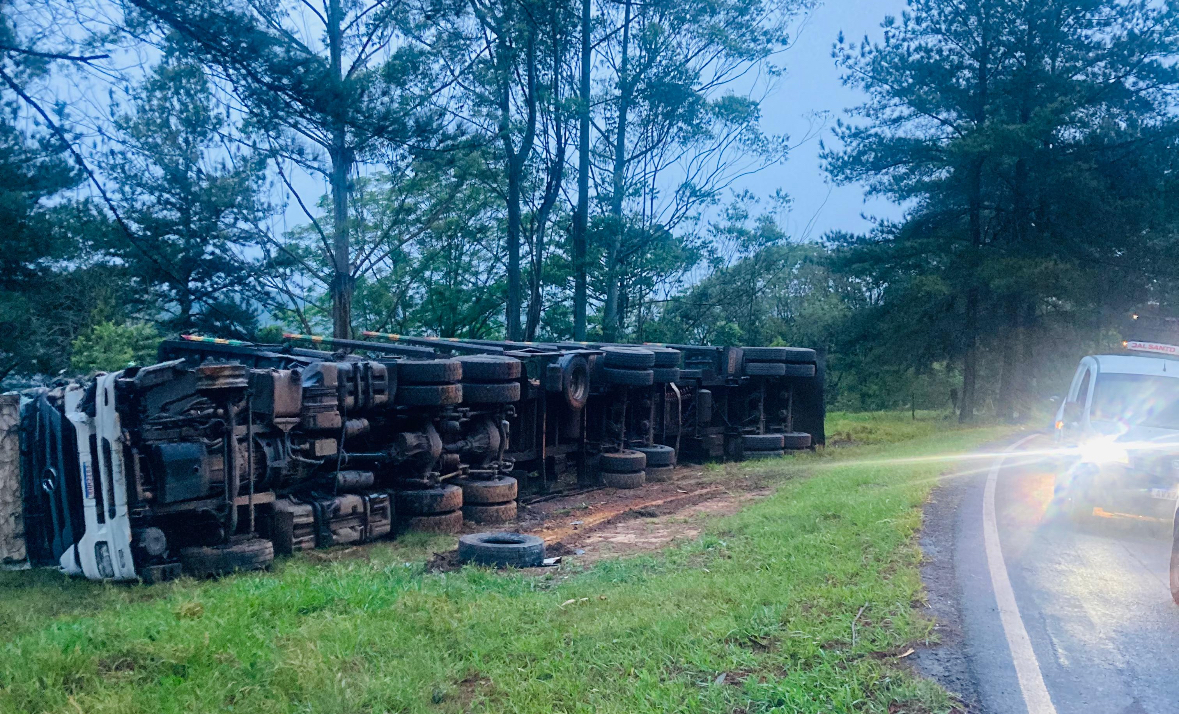 Acidente envolvendo caminhões deixa ferido na PR-340