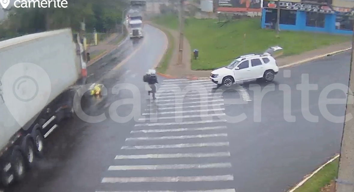 VÍDEO: Motociclista conta como aconteceu o acidente em importante avenida de Carambeí