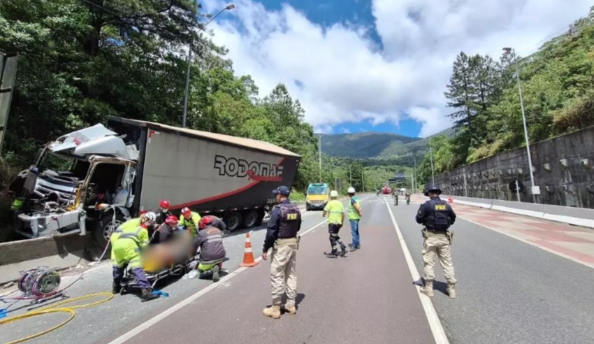 Grave acidente entre cinco veículos deixa caminhoneiro em estado grave na BR-376