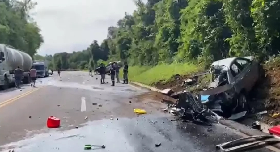 URGENTE: Acidente entre carros e caminhão deixa uma pessoa morta na BR-277