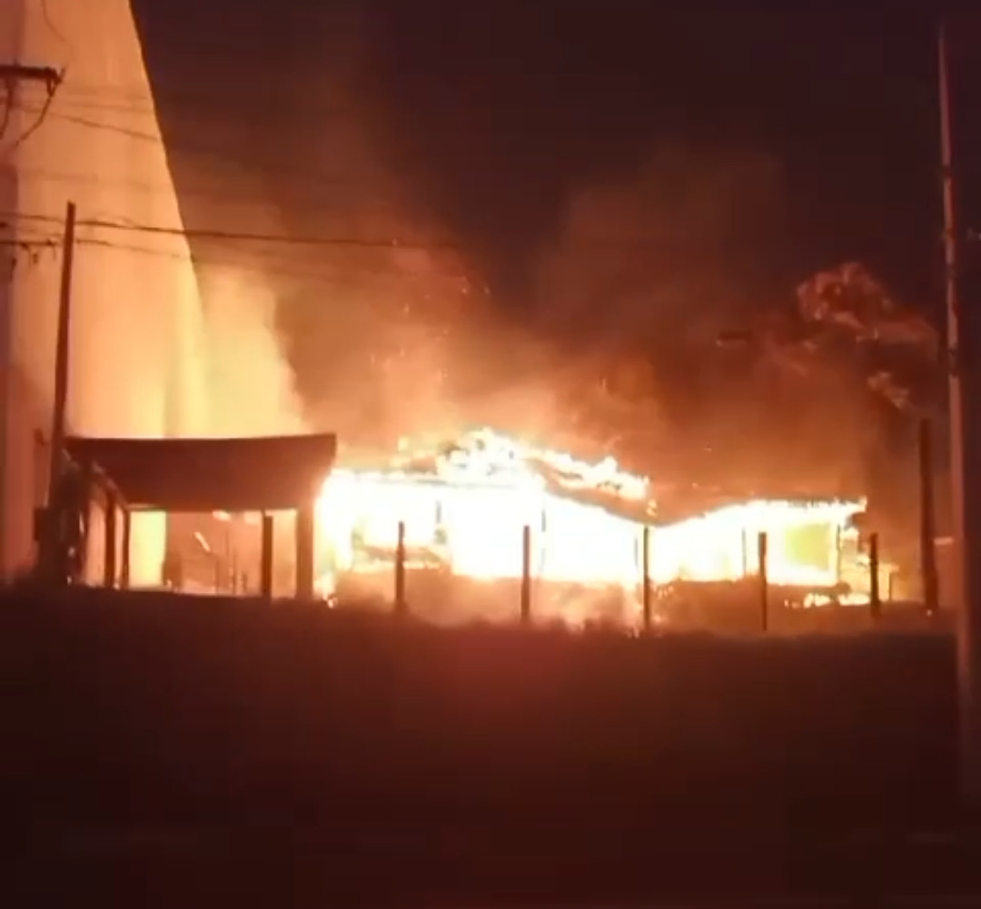 Video: Incêndio de grandes proporções atinge imóvel em Ponta Grossa