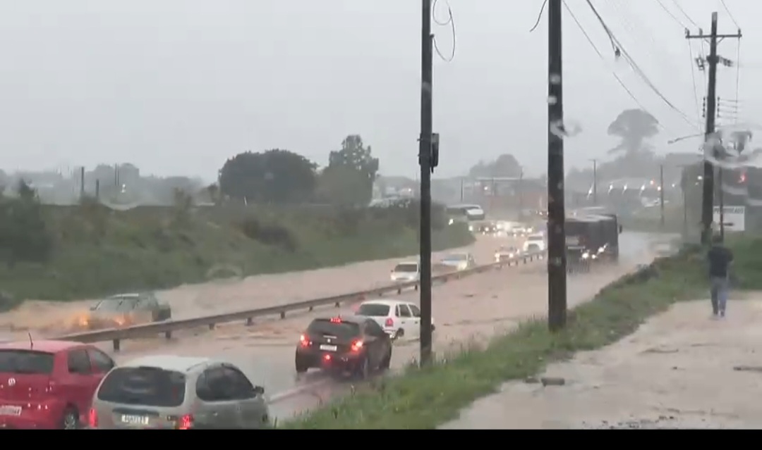 Vídeo:Temporal gera alagamentos em rodovias de PG