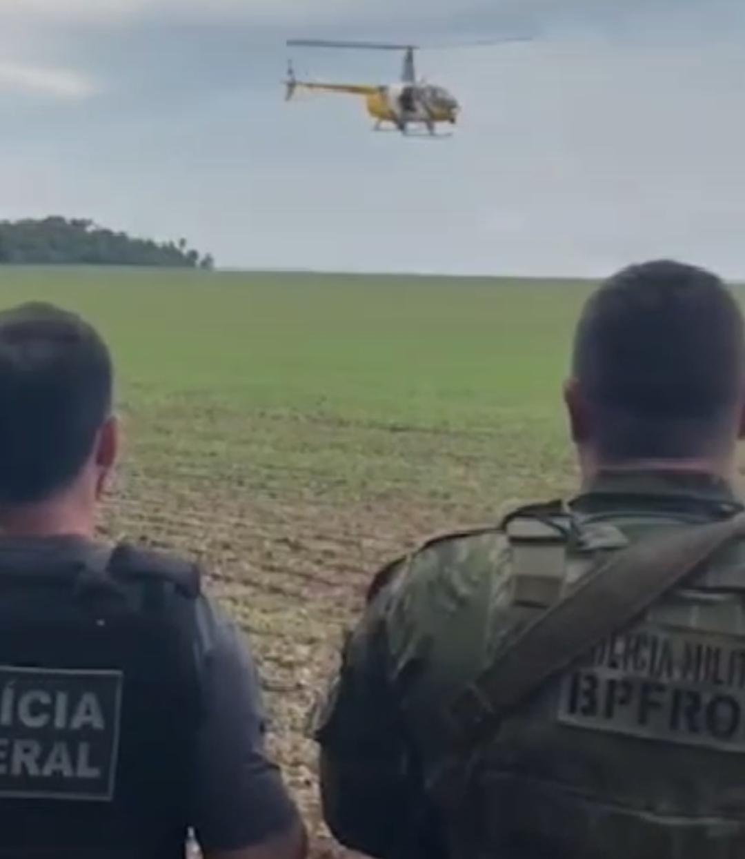 Vídeo: Dois homens são presos com mais de 400 kg de maconha em estrada rural