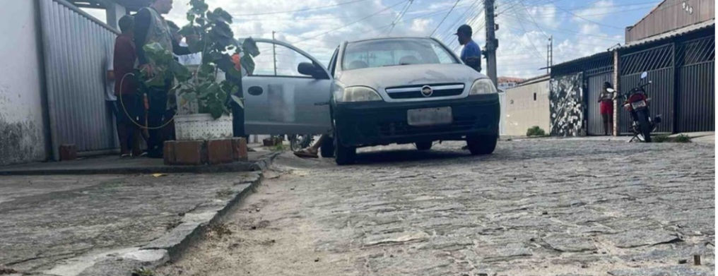 Homem morre após ser metralhado dentro de veículo