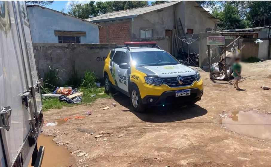 Pedreiro é morto a facadas na frente dos quatro filhos após zoar o carro do amigo