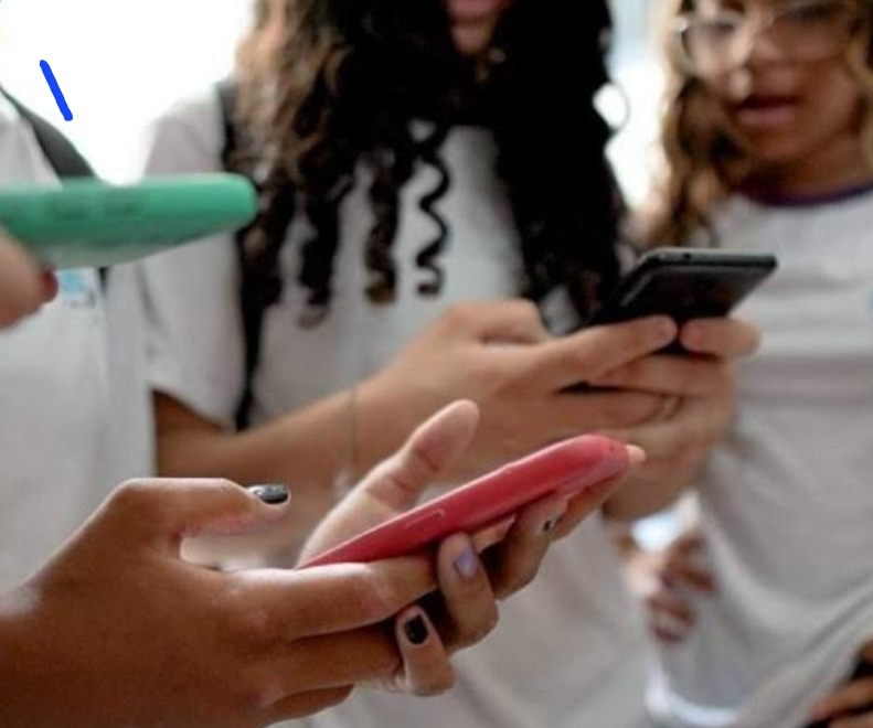 Câmara aprova banimento de celulares em escolas públicas e privadas