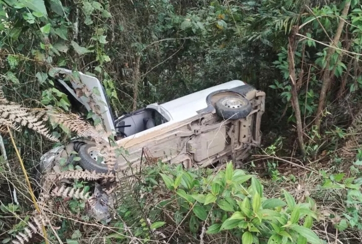 Pai morre e filha é ejetada de carro após trágico acidente