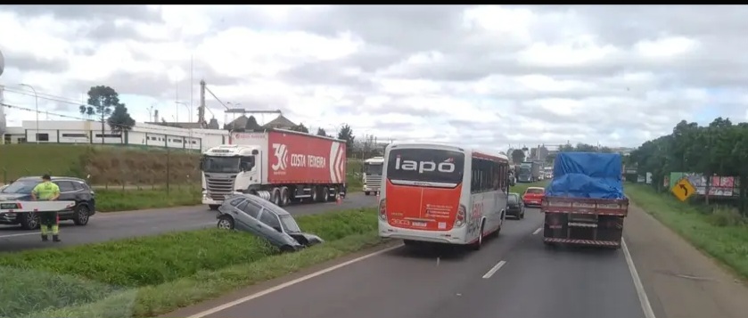 Acidente deixa trânsito lento em Ponta Grossa