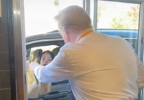 Trump serve batatas fritas em drive-thru e critica Kamala Harris