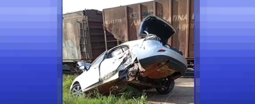 Motorista sobrevive a colisão com trem no Paraná