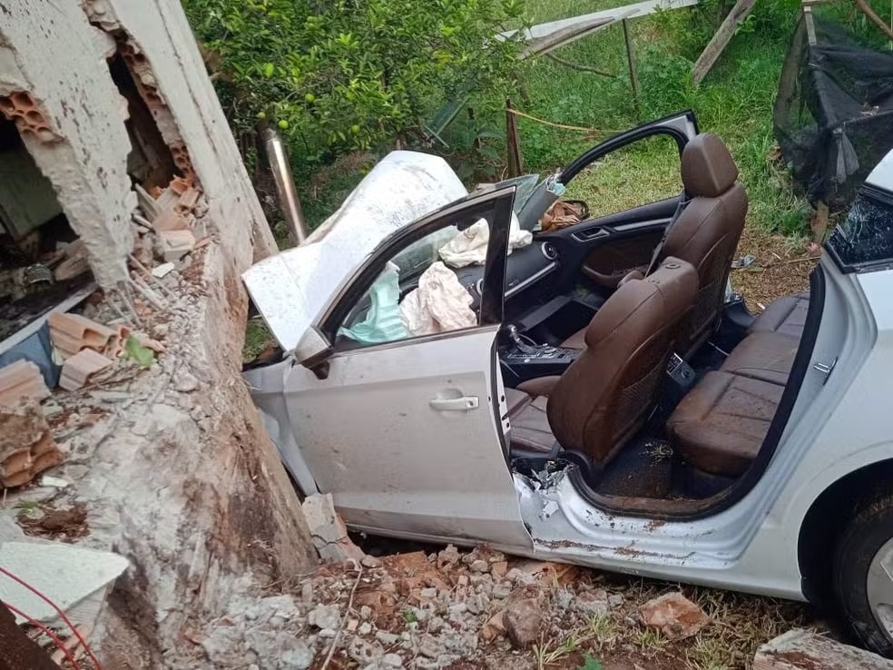 Motorista perde o controle e carro fica sem teto após acidente em Pato Branco