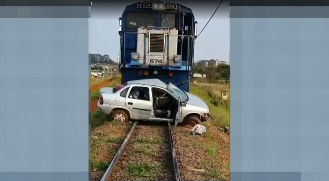 Carro é arrastado por mais de 200 metros após ser atingido por trem