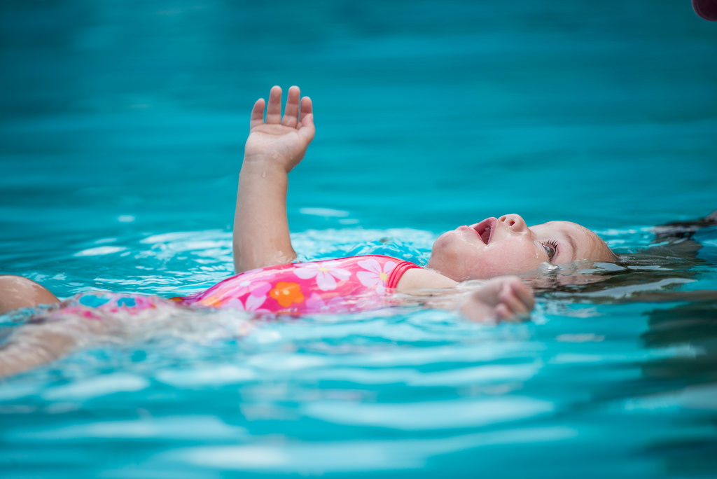 Criança de apenas três anos cai em piscina e se afoga no Paraná