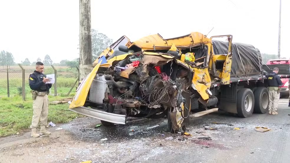 MILAGRE: Caminhoneiro sobrevive a acidente após cabine ficar completamente destruída