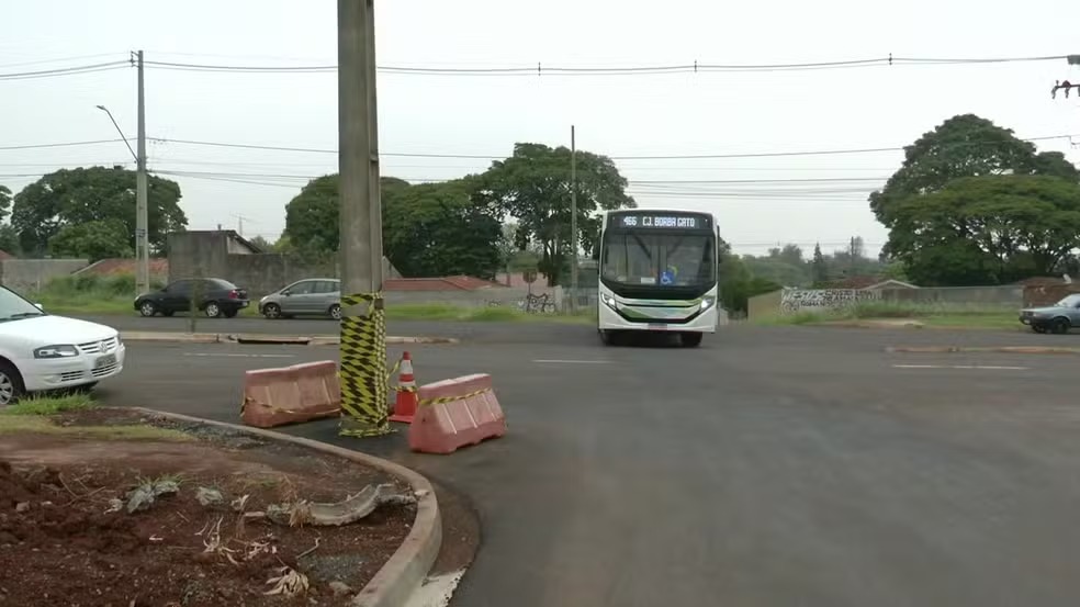 Obra muda calçada de lugar e poste fica “abandonado” no meio da rua