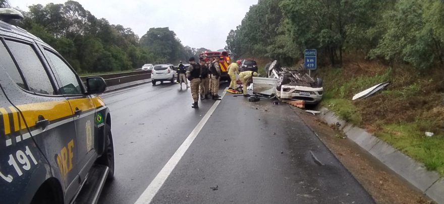 Carro da prefeitura se envolve em grave acidente na BR-376