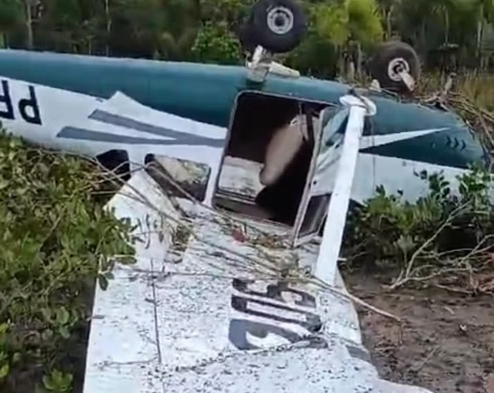 Avião cai no litoral e pescadores salvam a vítima