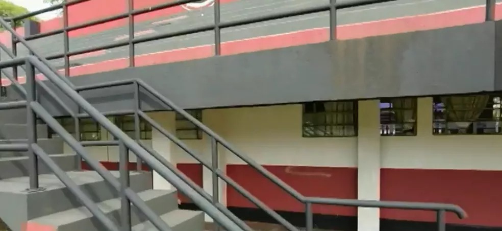 Direção de estádio que abriga escola improvisada há mais de 20 anos intima prefeitura para pagar aluguel do espaço