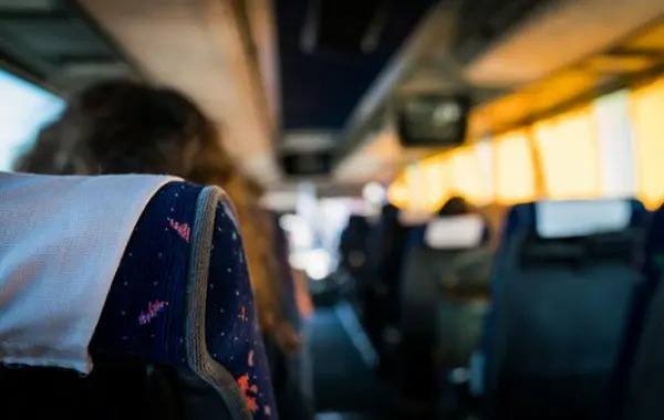 Ônibus com quase 40 pessoas incluindo crianças é alvo de assalto à mão armada