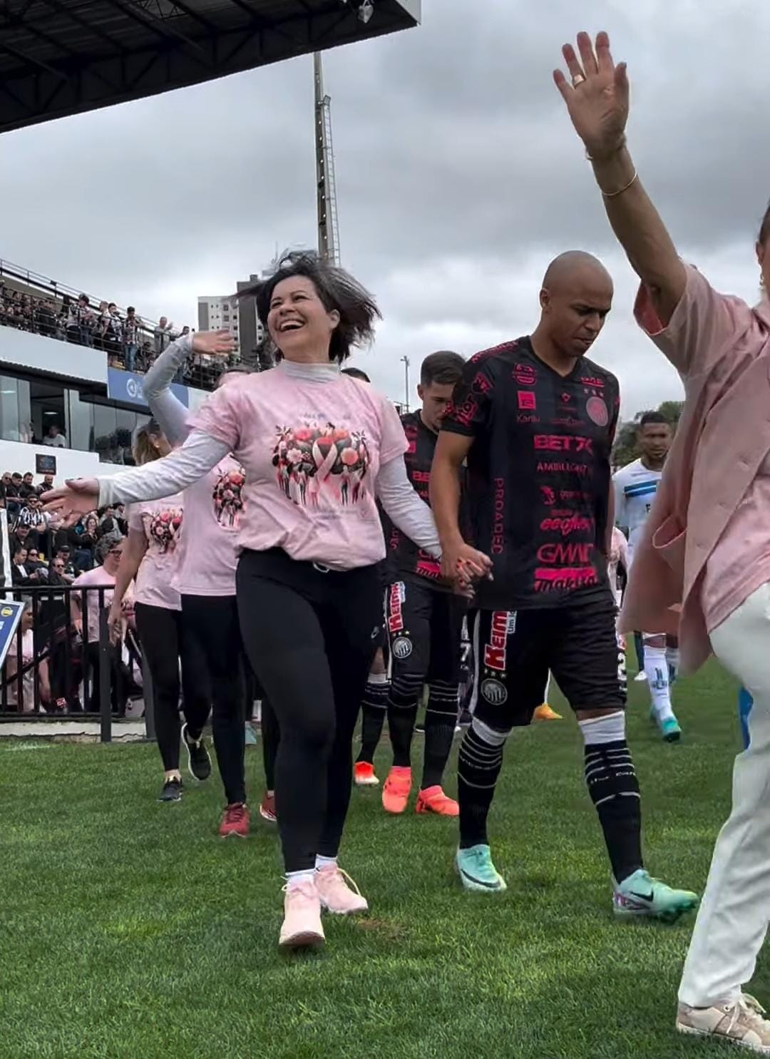 OUTUBRO ROSA| Jogadores do Operário entram em campo acompanhados de mulheres vencendo a luta contra o câncer